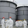 Các chuyên gia kiểm tra khu vực phía ngoài nhà máy điện hạt nhân Fukushima số 1. (Nguồn: Reuters)