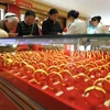 Khách hàng chọn mua đồ trang sức tại một cửa hàng tỉnh Giang Tô (Trung Quốc). (Nguồn: AFP/TTXVN)