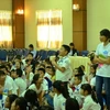 Các em học sinh trường tiểu học dân lập Đoàn Thị Điểm, Hà Nội trả lời các câu hỏi về thí nghiệm. (Nguồn: Vietnam+)
