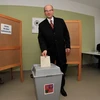 Chủ tịch Đảng CSSD Bohuslav Sobotka bỏ phiếu tại điểm bầu cử ở Austerlitz, miền Nam Cộng hòa Séc. (Nguồn: AFP/TTXVN)