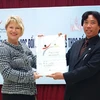 Bà Cornelia Pieper trao biển trường đối tác cho đại diện ban giám hiệu Trường Trung học cơ sở Đống Đa, Hà Nội. (Ảnh: Đại sứ quán Đức).