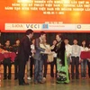 Phó Chủ tịch nước Nguyễn Thị Doan trao giải cho các sinh viên. (Ảnh: Phạm Mai/Vietnam+).