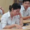 Thí sinh trong phòng thi môn văn tại hội đồng thi trường THPT Quang Trung, Hà Đông, Hà Nội. (Phạm Mai/Vietnam+).