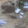 Tài liệu thí sinh vứt lại tại cổng trường Trung học phổ thông Việt Đức, quận Hoàn Kiếm, Hà Nội. (Ảnh: Phạm Mai/Vietnam+).