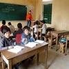 Trường lớp thiếu thốn, các trường vùng khó phải tổ chức nhiều lớp ngay trong một phòng học. (Ảnh: Internet)