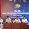 Em Tăng Văn Bình (ngoài cùng bên trái) sẽ được nhận học bổng du học của Bộ Giáo dục và Đào tạo. (Ảnh: Phạm Mai/Vietnam+).
