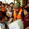 Những món quà cứu trợ của lãnh đạo Đảng, Nhà nước được Thủ tướng Nguyễn Tấn Dũng và đoàn công tác chuyển đến tận tay đồng bào vùng lũ. (Ảnh: Đức Tám/TTXVN) 