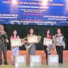 Ban tổ chức trao chứng nhận và quà cho các giáo viên đạt giải nhất của cuộc thi. (Ảnh: Phạm Mai/Vietnam+).
