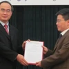 Phó Thủ tướng Nguyễn Thiện Nhân trao quyết định cho giáo sư Ngô Bảo Châu. (Ảnh: Phạm Mai/Vietnam+)