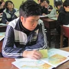 Học sinh trường Trung học phổ thông Dân lập Đinh Tiên Hoàng ôn thi tốt nghiệp môn địa lý. (Ảnh: Phạm Mai/Vietnam+)