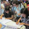 Ứng viên làm hồ sơ tuyển dụng tại Siêu thị việc làm 2011. (Ảnh: Phạm Mai/Vietnam+)