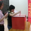 Sinh viên háo hức và tự hào khi lần đầu tiên trong đời được đi bầu đại biểu quốc hội. (Anrh: Hồng Kiều/Vietnam+)