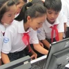 Học sinh trường Trung học cơ sở Đại Thịnh A vui mừng với máy tính mới. (Ảnh: Phạm Mai/Vietnam+)