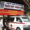 Xe cấp cứu đưa Hùng vào viện ngay đầu giờ thi môn lý. (Ảnh: Quang Huy/Vietnam+)