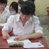 Thí sinh trong buổi thi môn văn tại điểm thi trường Trung học phổ thông Quang Trung, Hà Đông, Hà Nội. (Ảnh: Phạm Mai/Vietnam+)