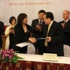 Các bên ký kết về việc xây dựng Trường Quốc tế Anh. (Ảnh: Phạm Mai/Vietnam+)