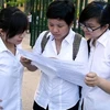Các thí sinh trao đổi sau khi hoàn thành thi môn Ngoại ngữ tại Hội đồng thi Trường trung học phổ thông Chu Văn An (Hà Nội). (Ảnh: Quý Trung/TTXVN)