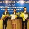Ba sinh viên nhận Học bổng Panasonic khóa học 2012-2015. (Ảnh: Phạm Mai/Vietnam+)