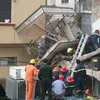 Ngôi nhà ba tầng bị sập và hư hỏng nặng do vụ nổ bình ga. (Ảnh: Trung Hiền/Vietnam+)