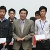 Đại diện Bộ Giáo dục và Đào tạo trao quà cho các học sinh đoạt giải. (Ảnh: Phạm Mai/Vietnam+)