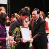 Thứ trưởng Bộ Giáo dục và Đào tạo Trần Quang Quý khen thưởng các sinh viên đoạt giải. (Ảnh: Phạm Mai/Vietnam+)