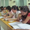 Thí sinh nghiên cứu quy chế khi dự kỳ thi tuyển sinh đại học năm 2011. (Ảnh: Phạm Mai/Vietnam+)
