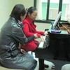 Học sinh trường Học viện Âm nhạc Quốc gia trong giờ học môn piano. (Ảnh: Phạm Mai/Vietnam+)