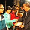 Đại diện Sở Giáo dục và Đào tạo Hà Nội trao thưởng cho các thí sinh đoạt giải. (Ảnh: Ban tổ chức cuộc thi)