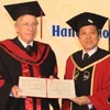 Lãnh đạo Đại học Quốc gia Hà Nội trao bằng Tiến sĩ Danh dự cho Phó Tổng thống Cộng hòa Đông Uruguay Danilo Astori. (Ảnh: Đại học Quốc gia Hà Nội)
