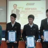 Học sinh nhận học bổng Nguyễn Văn Đạo năm 2012. (Ảnh: Đại học FPT)