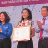 Ban tổ chức cuộc thi trao giải Nhất cho Thùy Dương. (Ảnh: Phạm Mai/Vietnam+)
