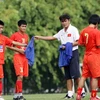 Trợ lý HLV Phan Thanh Hùng mặc áo trắng. (Nguồn ảnh: baobongda.com.vn)