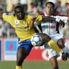 Cầu thủ áo vàng Timothy Anjembe đã từng nhận giải thưởng "Thắp sáng niềm tin chiến thắng" tháng 2/2009. (Nguồn ảnh: tinthethao.com.vn).