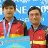 Ông Đinh Việt Hùng và vận động viên bơi lội trẻ Hoàng Quý Phước. (Nguồn ảnh: tuoitre.com.vn)