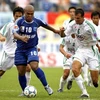 Cầu thủ áo trắng Huda Huế trong một pha đi bóng. (Nguồn ảnh: cdvhue.worldpress.com)