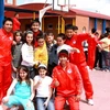 Các tuyển thủ futsal Việt Nam trong chuyến thăm và giao lưu với các em học sinh trường Junta de Castilla. (Ảnh: Anh Tú).