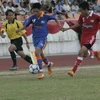 Cầu thủ áo xanh của đội U17 Đà Nẵng trong một tình huống tấn công. (Nguồn ảnh: thethaovanhoa.vn).