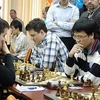 Lê Quang Liêm (phải) thi đấu với kỳ thủ Ian Nepomniachtchi. (Nguồn ảnh: Chessbase)
