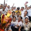 Huấn luyện viên Phan Thanh Hùng và đội bóng của mình lên ngôi vô địch V-League 2010. (Ảnh: Trường Huy).