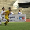 Cầu thủ áo trắng U16 Việt Nam trong một pha lên bóng tấn công. Ảnh minh họa. (Nguồn: tuvanonline.com).