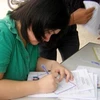 Thí sinh làm hồ sơ đăng ký dự thi tại Phòng Giáo dục và Đào tạo quận Thanh Xuân, Hà Nội năm 2009. (Ảnh: Phạm Mai/Vietnam+).