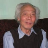 Nhà văn Băng Sơn say sưa nói chuyện về Tết. (Ảnh: Thiên Linh/Vietnam+)