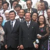 Ông Trương Tấn Sang, Ủy viên Bộ Chính trị, Thường trực Ban Bí thư cùng nhà thơ Hữu Thỉnh và các nhà văn. (Ảnh: Thúy Mơ/Vietnam+)
