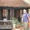 Khách ngoại quốc tỏ ra đặc biệt thích thú khi đi thăm ngôi nhà cổ. (Ảnh: Thiên Linh/ Vietnam+)