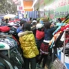 Người dân đổ xô đi mua áo khoác để chống chọi với đại hàn. (Ảnh: Thiên Linh/ Vietnam+)