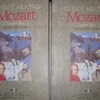 Bìa tuyển tập thơ “Từ quê hương Mozart.” (Ảnh: Thiên Linh/ Vietnam+)