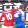 Ảnh chụp màn hình cảnh Rooney đánh cùi trò (Nguồn: DM).