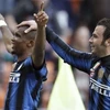 Bộ đôi Eto'o - Pazzini đã góp công lớn vào chiến thắng của Inter (Nguồn: AP)