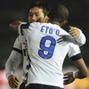 Sau khi ghi bàn, Eto'o đã chạy lại chia sẻ với Nagamoto (Nguồn: Getty Images).