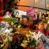 Người hâm mộ đặt hoa tưởng niệm Elizabeth Taylor (Nguồn: Getty Images)